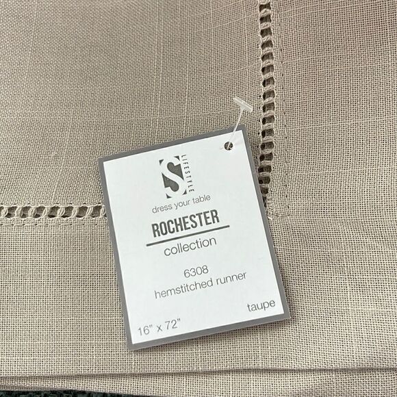 SARO LIFESTYLE HEMSTITCHED BORDER TABLE RUNNER. - Picture 4 of 4